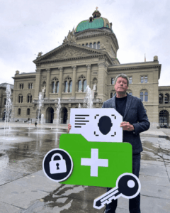 Légende de l'image : Co-directeur Erik Schönenberger le jour de la remise de la pétition devant le Palais fédéral à Berne, 19.10.2026
